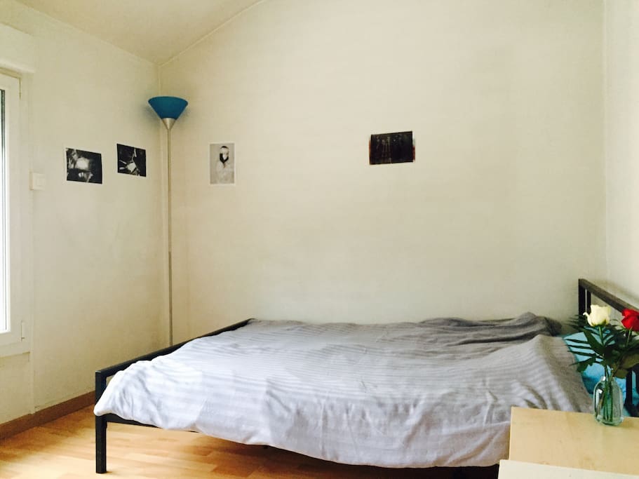 Chambre bien éclairée