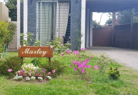 Habitacion privada, barrio tranquilo cerca del mar