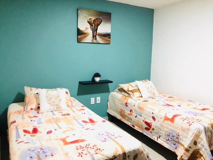 Chumba cha kulala cha pili na vitanda 2 vizuri vya mtu mmoja.