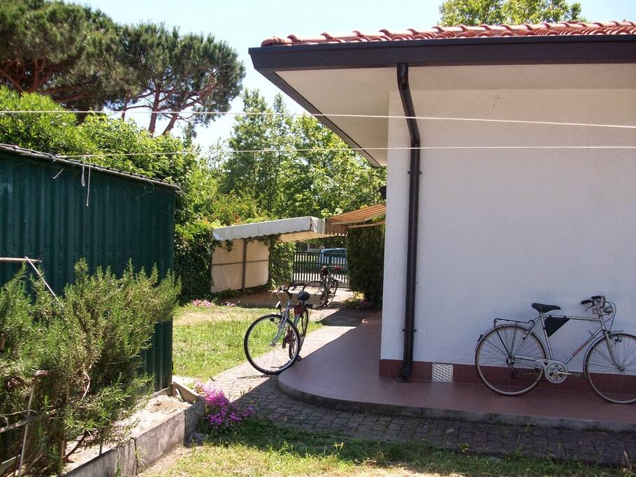 Alcune delle bici e parte del loro rimessaggio