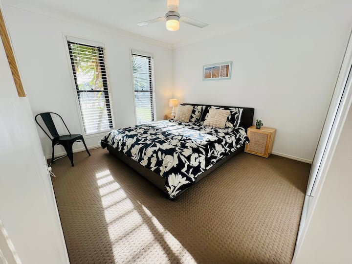 Просторен брачен кревет (широк 150-179 см) со вграден гардеробер