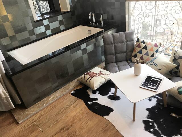 厦门中山街区 地铁一号线上 市中心 近渡轮 厦大 超大床个性居