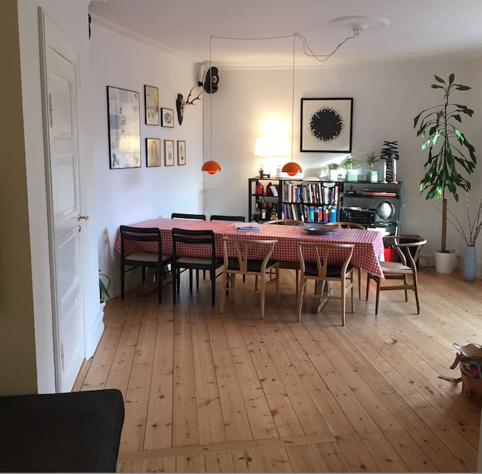 Large diningtable to fit the entire family