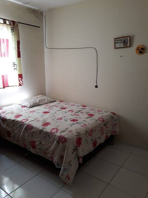 cama para casal , mas cm espaço de colocar um colchão solteiro no chão