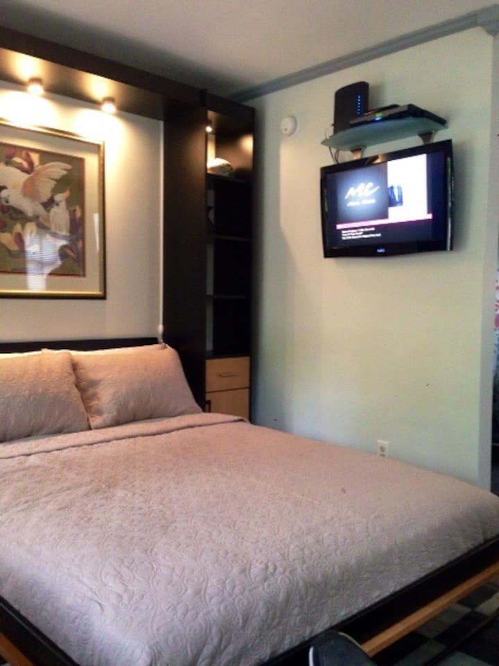 سرير ميرفي فاخر بحجم كوين يفتح بيد واحدة. يوجد تلفزيون عالي الوضوح مثبت على الحائط يمكنك أرجحته وإمالةه لمشاهدته بكل سرور. قنوات الكابل المميزة والواي فاي.