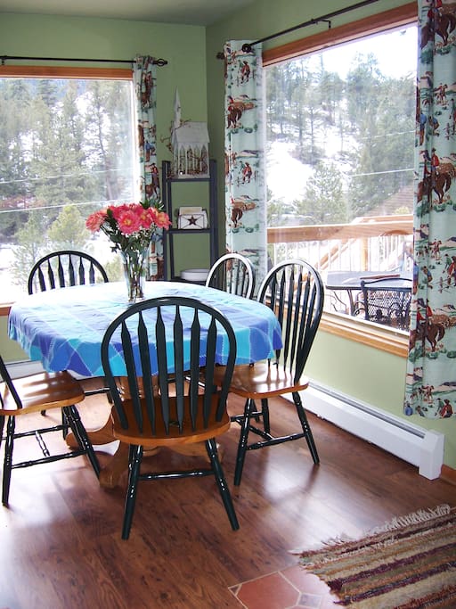Dining Area w/ VIEWS!!