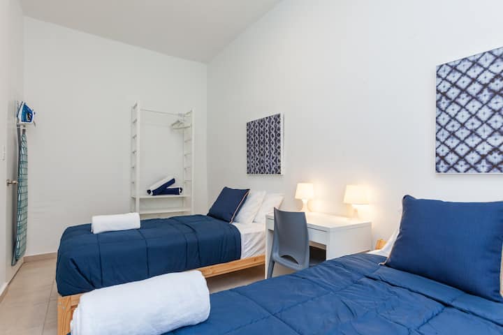 غرفة نوم مزدوجة مريحة مثالية للأصدقاء أو العائلة.