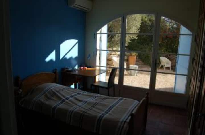 5. spavaća soba: 2 kreveta na izvlačenje s 2 kreveta dimenzija 90 × 190 cm