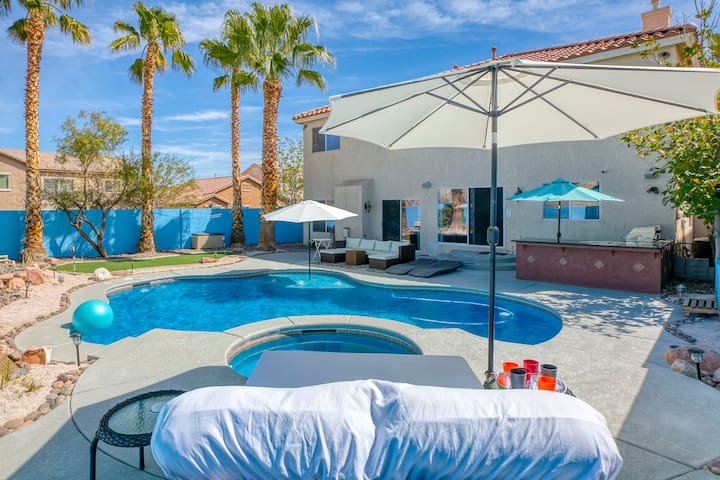 Amazing pool/location/strip/hike/ endless choices gallery image 2