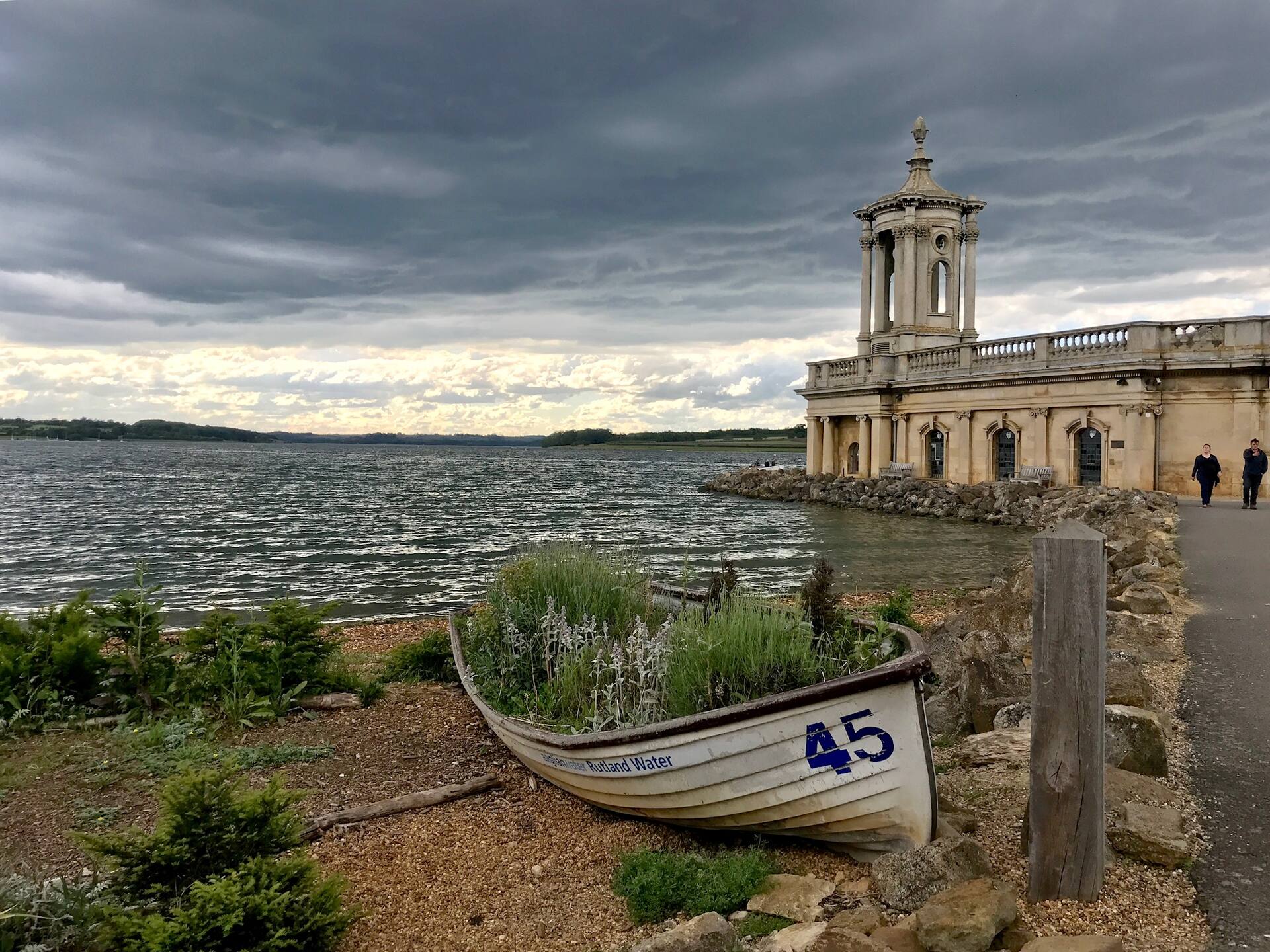 Walk to Rutland Water from two bed studio flat.