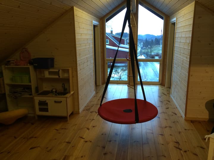 barn kan leke, ha gymnastikk, kle seg i kostymer fra en stor kiste