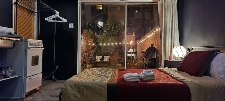 Warm & Cozy Studio 7mins from the Airport!