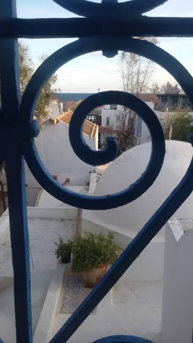 A travers la goutte les toits qui enchantent