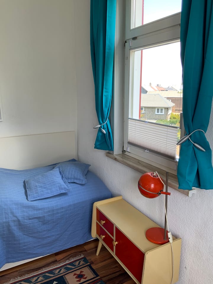 Mala spavaća soba s dva kreveta 