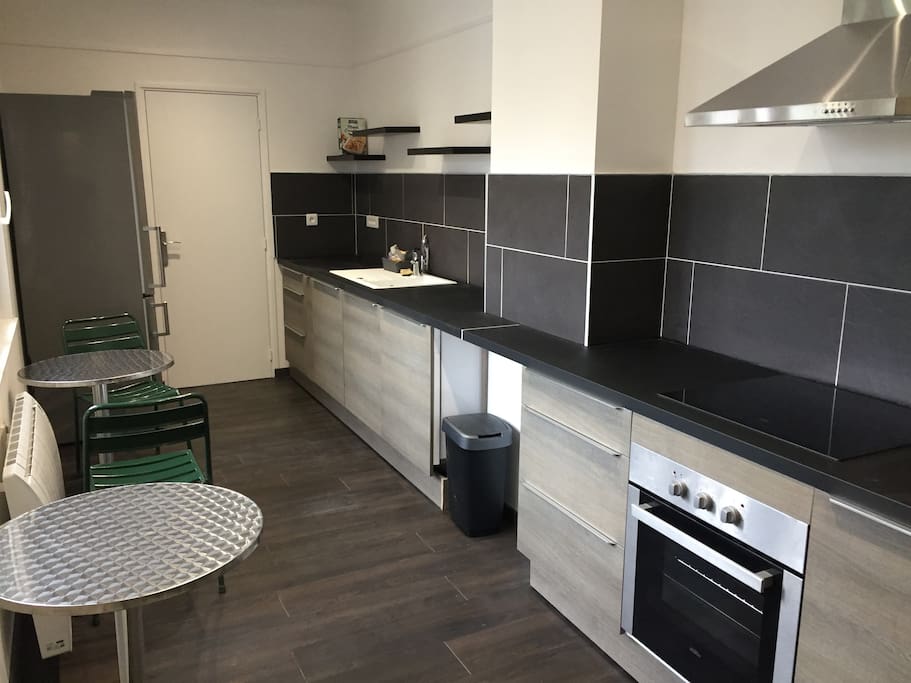 Cuisine commune (2 chambres) tout équipé (four, plaques de cuisson, réfrigérateur, congélateur, micro-onde, cafetière, lave vaisselle, ustensiles de cuisine...).