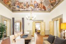 Ampio appartamento in stile rinascimentale situato in prossimità del Duomo