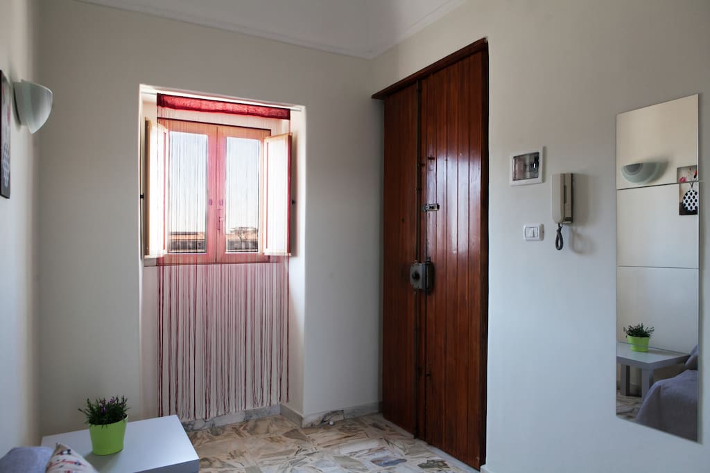 L'ingresso dell'appartamento -
The entrance to the apartment