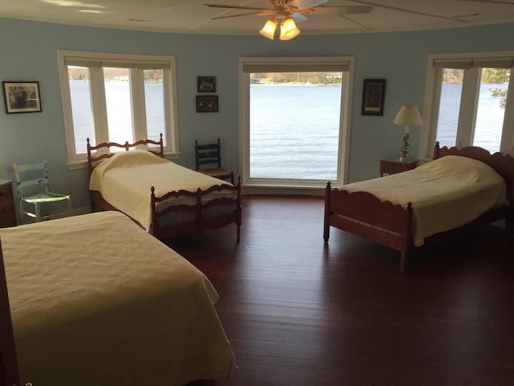 La chambre des gens se trouve au deuxième étage.  C'est une pièce ronde avec vue panoramique sur Spring Lake, y compris le lever et le coucher du soleil.