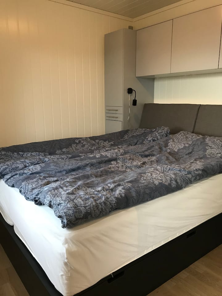 ห้องนอน 1 พร้อมเตียงคู่ ลิ้นชักและตู้ที่มีอยู่