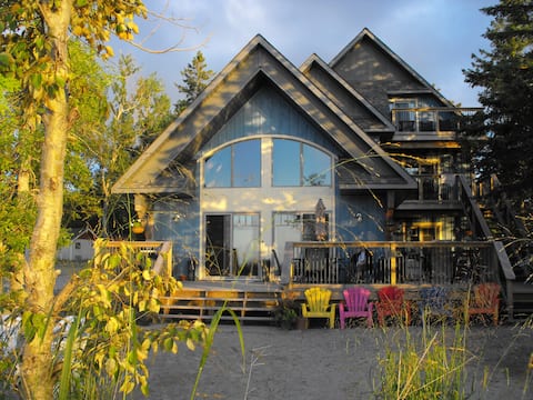 Top Airbnb: 2 bedroom beachfront apartment in Wasaga Beach