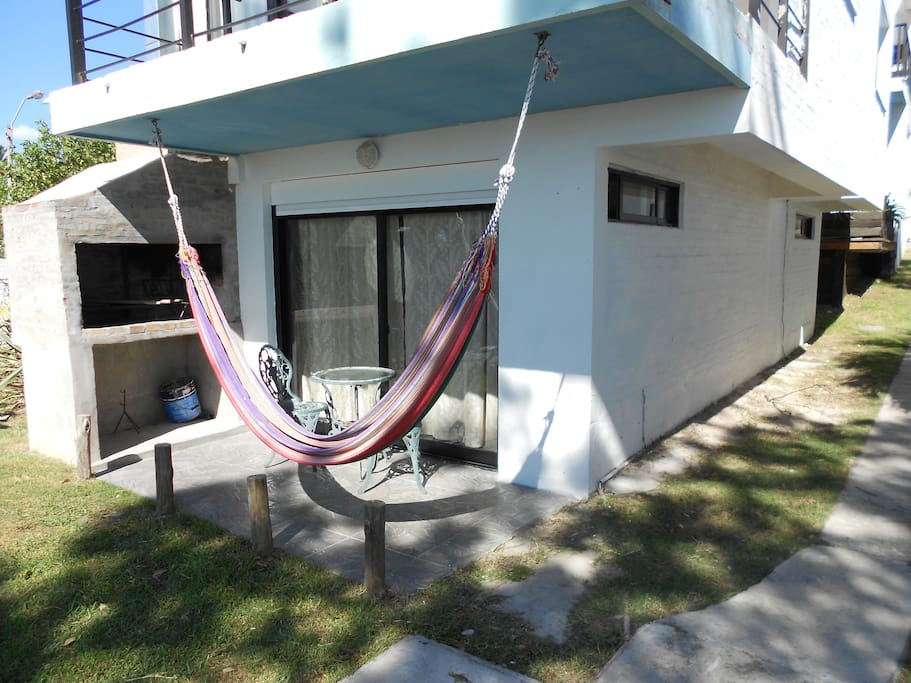 Vista del patio - parrillero y hamaca
