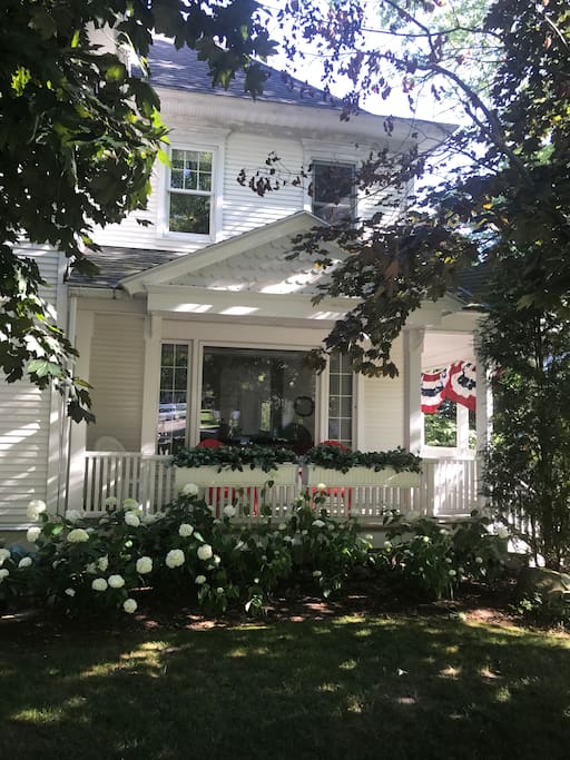 Lovely Living in downtown Harbor!