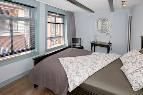 Popular Airbnb listing: Beautiful Central City Apartment Alkmaar in Centrum