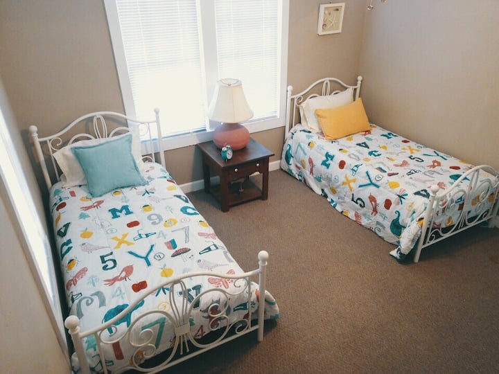 Bedroom 2 with twin beds.