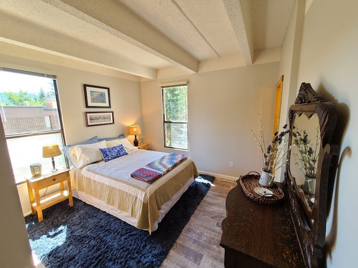 Მთავარ საძინებელში დგას საწოლი 152 × 203 სმ. Საძინებლები მდებარეობს ქვემოთ დარბაზში საცხოვრებელი ფართი, ასე რომ თქვენ შეგიძლიათ ძილის ადრე სხვები გარეშე ფიქრი მათ შენარჩუნება თქვენ ფხიზლად. 