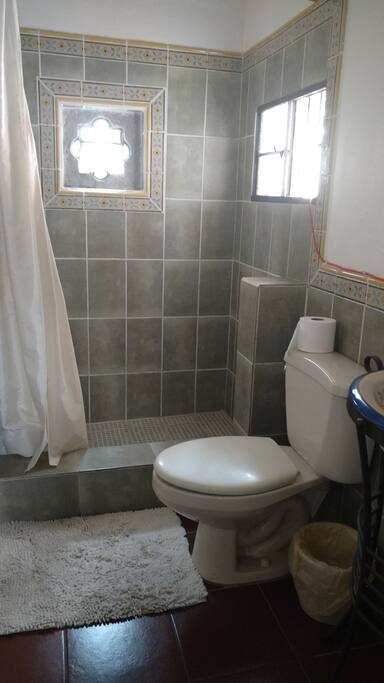 Al lado de la habitación está el baño que es solo para su uso personal. La ducha cuenta con agua caliente y excelente iluminación.