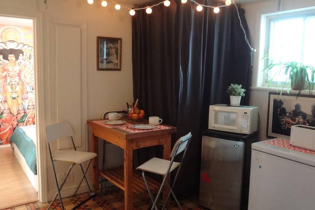 Cuisinette = mini-frigo, micro-ondes, grille-pain, bouilloire, cafetière. Table amovible, peut accueillir jusqu'à cinq personnes. Kitchenette = mini-fridge, microwave, toaster, coffee-maker, kettle. Can move table to accomodate five guests.