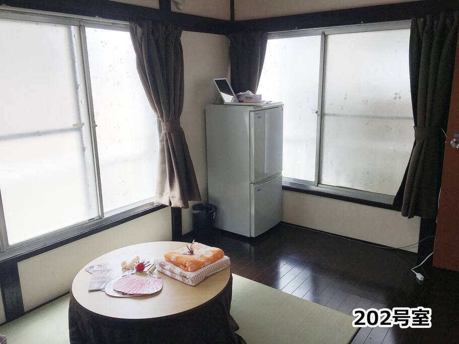 各部屋に窓が有り風が入り衛生的である。
There is a window in each room, wind enters and it is hygienic.
各部屋は鍵が有り個室である。
Each room has a key and is a private room.