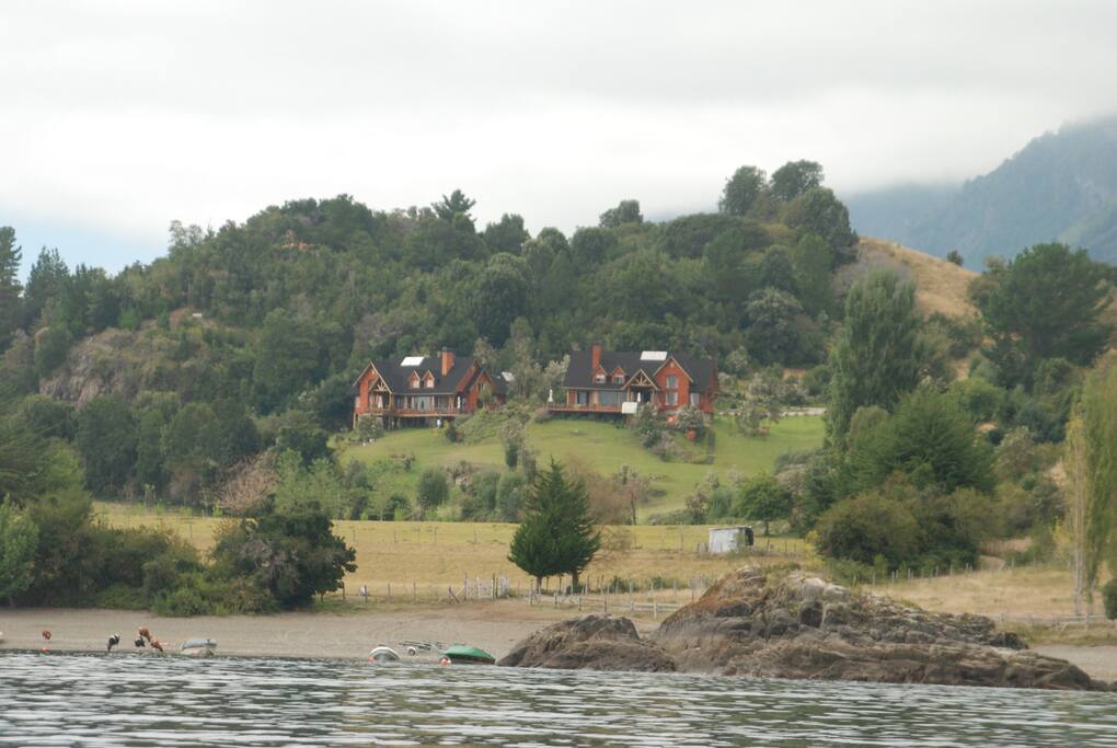 Mirando las casas desde el lago.