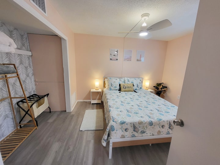 Საძინებელი საწოლისა და ქაფის მატრასით 