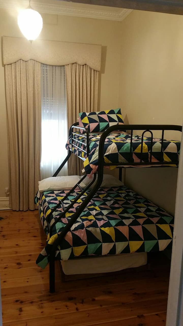 Dormitorio 4: cama doble, litera individual, cama nido individual con moderna bata integrada.