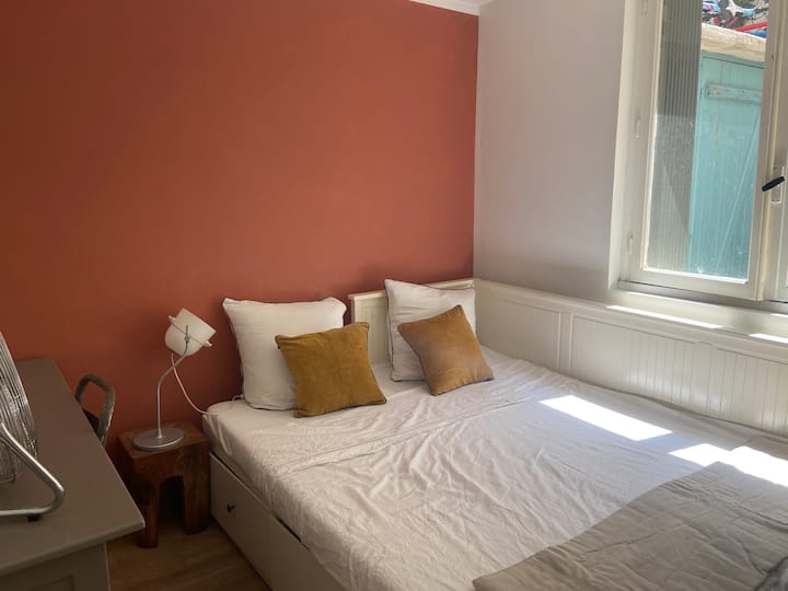 Chumba 1 cha kulala kwenye ghorofa ya chini (kitanda cha ukubwa wa malkia) kinafunguka nyuma ya nyumba 