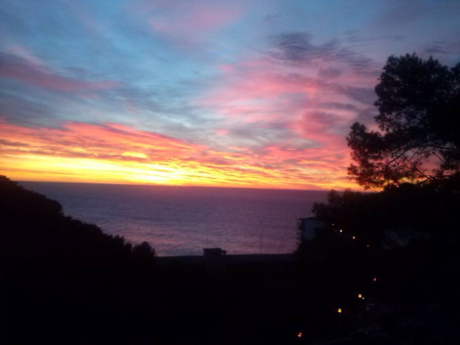 Bonito amanecer sobre el mar