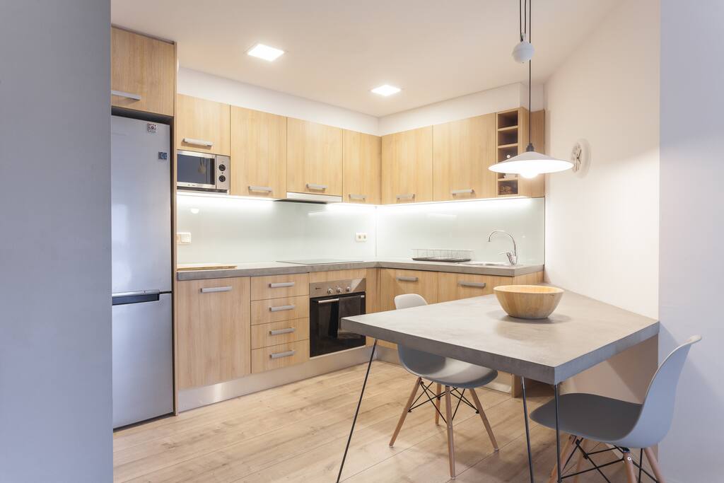 Cuina amb nevera, microones, forn i rentavaixelles. Kitchen fully equipped with large freezer, microwave, oven and dishwasher.