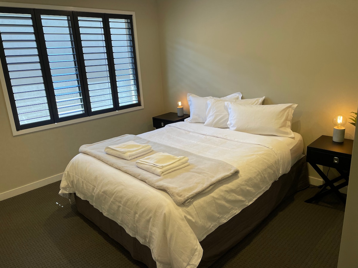 חדר שינה 2 
מיטת קווין סייז עם מזרן לטקס.