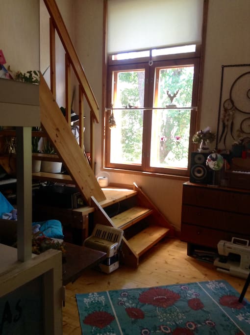 Portaat - näitä siis on ja heikkopolvisille ja humalaisille nää on haaste. Jyrkät portaat on myös syy miksi en suosittele kotiani taaperoille, enkä ehkä alle nelivuotiaillekaan. Portailla on myös kukkia, jotta kapuaminen olisi kahta hankalampaa. (Jos olet vuokralla kauan, niin kastelisitko kasvattini.)