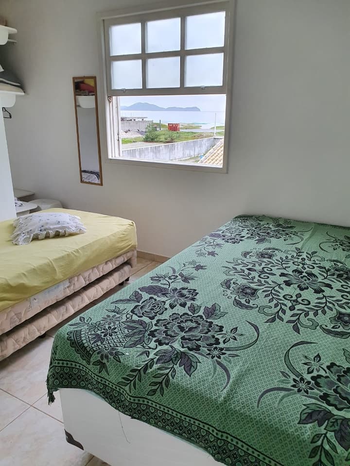 Suite 03 - Está en el segundo piso con vistas al mar. Cama doble + cama individual + baño.