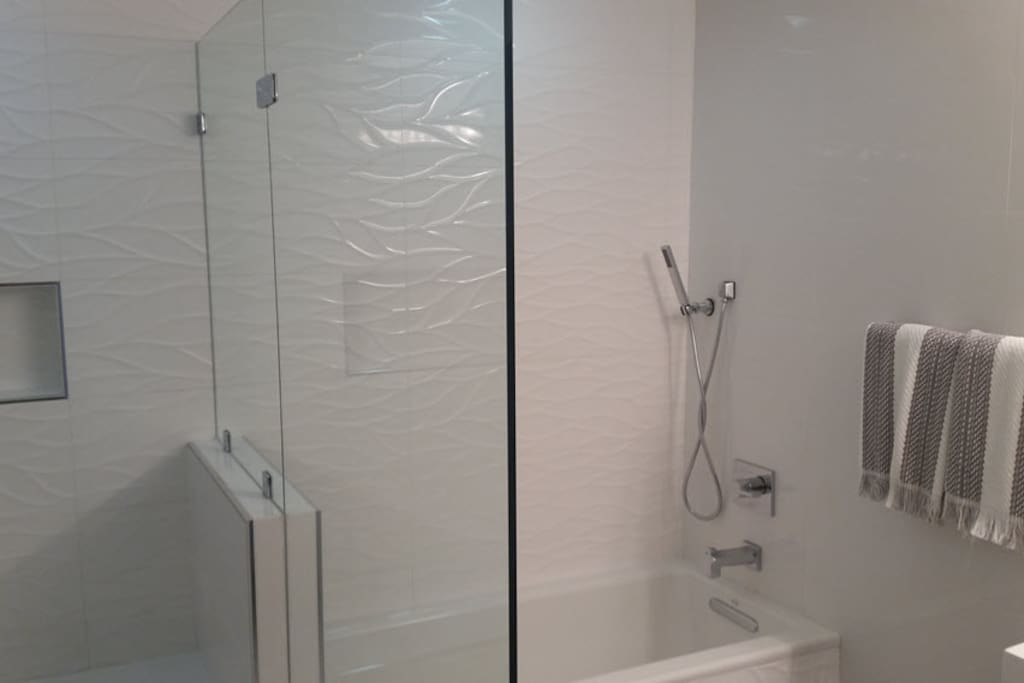 Private shower/bath en suite