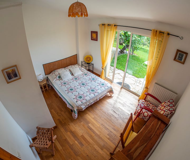 Spavaća soba s bračnim krevetom