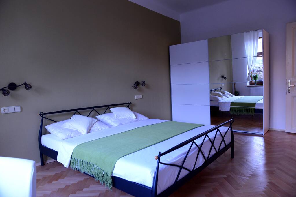 Bedroom with a kingsize bed
