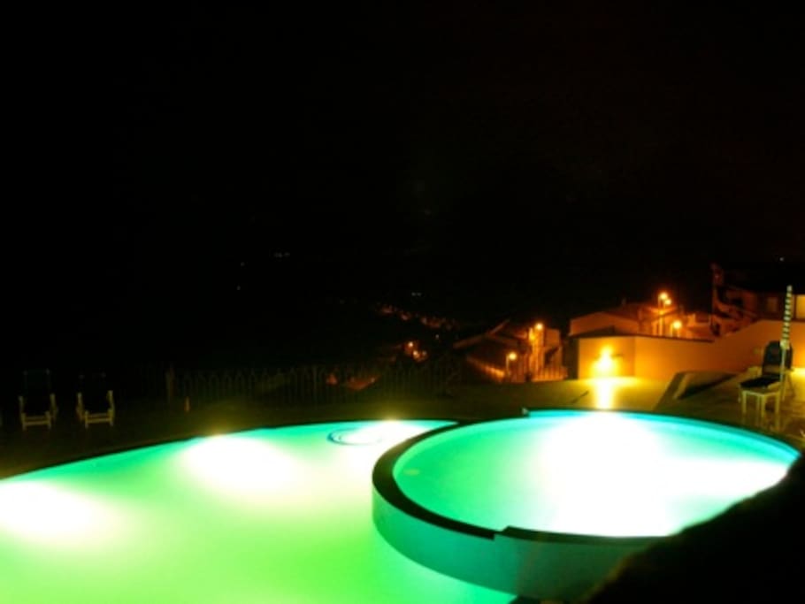piscina di notte
