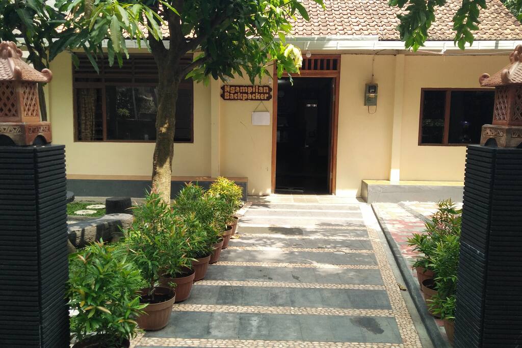Pagar masuk depan Hostel