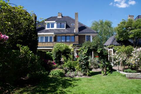 CLASSIC HOME: Oasis near Amsterdam, beach + bikes