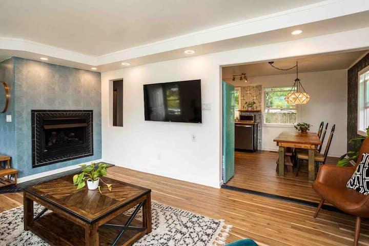 Pet Friendly, Fenced Yard, And Hot Tub Getaway - Michigan City, IN