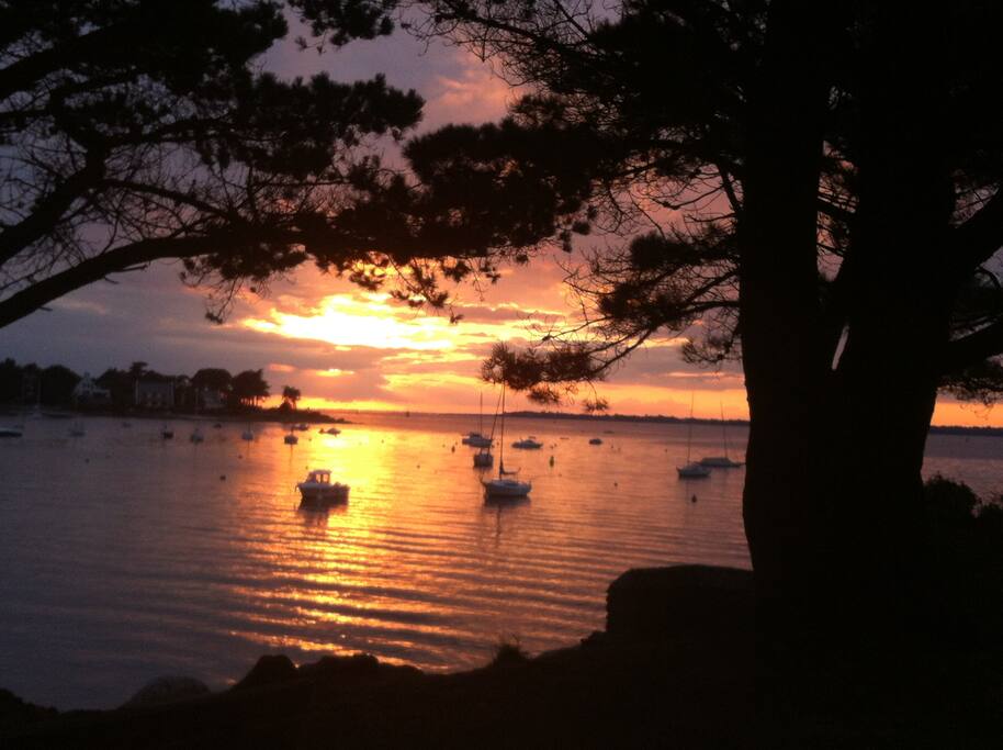 Photo coucher de soleil à concarneau - non contractuelle ce n'est pas la vue de l'appartement.