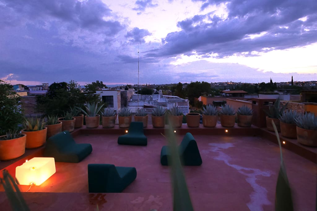 La azotea es ideal para disfrutar de las preciosas puestas de sol de San Miguel.